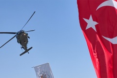 MALAZGİRT'TE JANDARMA HELİKOPTERLERİNİN GÖSTERİSİ NEFES KESTİ