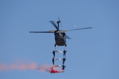 MALAZGİRT'TE JANDARMA HELİKOPTERLERİNİN GÖSTERİSİ NEFES KESTİ