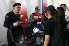 Jandarmanin-Suclari-Aydinlatan-Ileri-Teknolojileri-Malazgirtte-Ziyaretcilerin-Ilgi-Odagi-Oldu-2