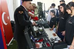 Jandarmanin-Suclari-Aydinlatan-Ileri-Teknolojileri-Malazgirtte-Ziyaretcilerin-Ilgi-Odagi-Oldu-3