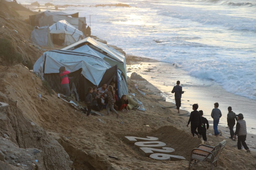 Filistin-Gazze-2026-1-1024x682 Filistinli sanatçı Ebu Cerad’dan Gazze sahilinde Kuma “2026” yazdı