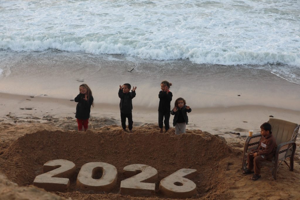 Filistin-Gazze-2026-2-1024x682 Filistinli sanatçı Ebu Cerad’dan Gazze sahilinde Kuma “2026” yazdı