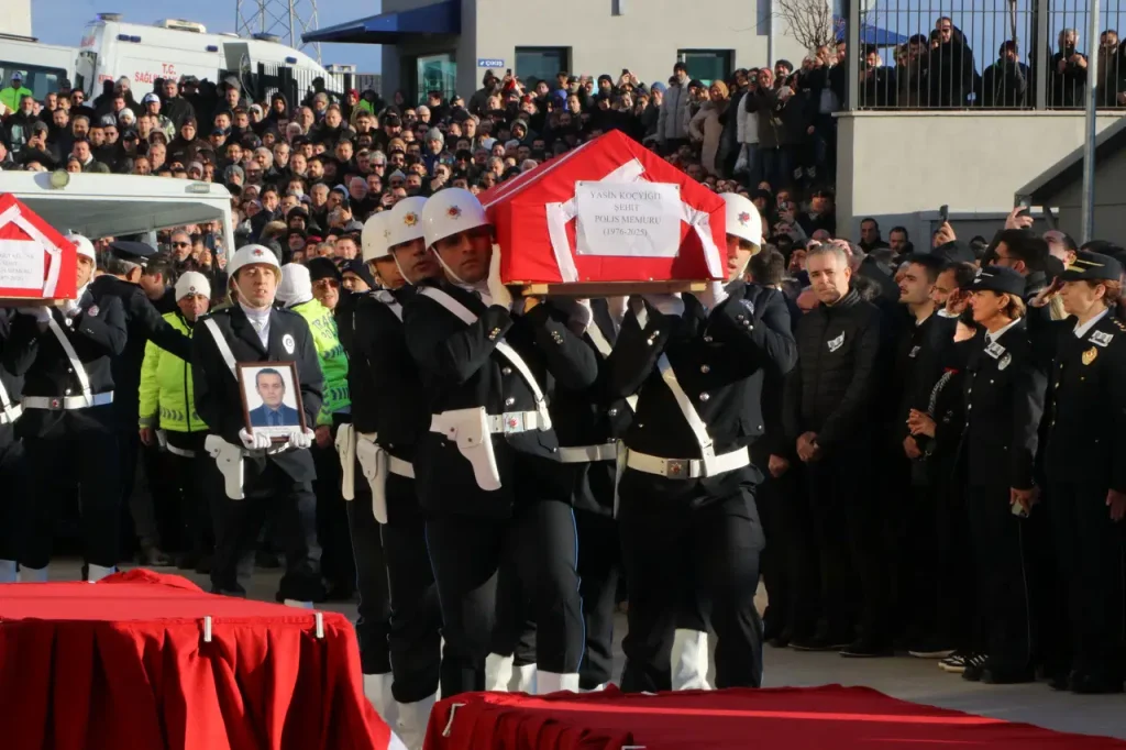 Yalova-Sehitlerimize-Veda-Edilirken-Gozyaslari-Sel-Oldu-2-1024x682 Yalova Şehitlerimize Veda Edilirken Gözyaşları Sel Oldu