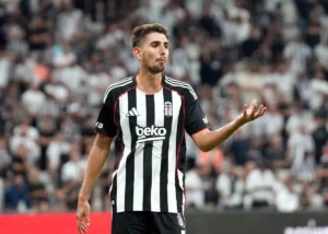 Besiktasta-Ayrilik-Ruzgari-Rafa-Silva-Turkiyeden-Ayrildi-3-Demir-Ege-Tiknaz-300x214 Beşiktaş’ta Ayrılık Rüzgârı: Rafa Silva Türkiye’den Ayrıldı