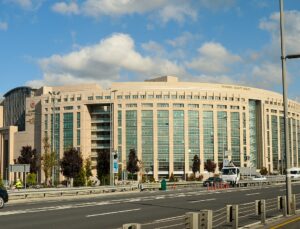 Çağlayan Adliyesi (İstanbul Adalet Sarayı) Rehberi: Bloklar, Girişler, Otoparklar ve Mahkemelerin Katlara Göre Dağılımı