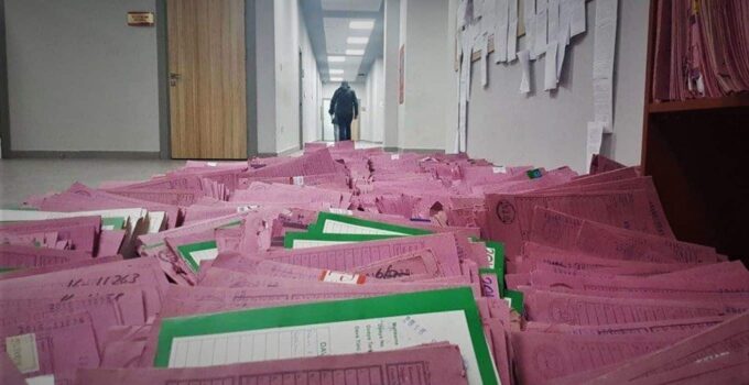 Mahkeme ve İcra Dairelerinde Dosya Tozu Maruziyeti: Sağlık Riskleri ve Korunma Yolları