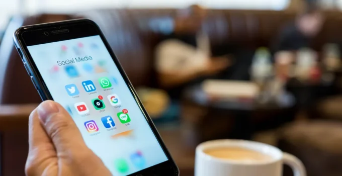 Memurlar Sosyal Medya Kullanırken Neye Dikkat Etmeli? İtibar, Kurum Temsili ve Disiplin Hukuku Açısından İncelenmesi