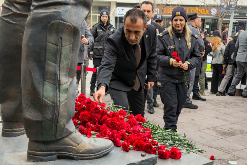 Sehitlerimiz-Fethi-Sekin-ile-Musa-Can-Sehadetlerinin-9.-Yilinda-Izmir-Adliyesinde-Anildi-1 Şehitlerimiz Fethi Sekin ile Musa Can, Şehadetlerinin 9. Yılında İzmir Adliyesi’nde Anıldı