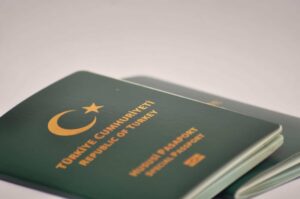 Yesil-Pasaport-Nedir-Kimler-Alabilir-Zabit-Katibi-Yesil-Pasaport-Alabilir-mi-2026-Guncel-Rehber-300x199 Yeşil Pasaport Nedir Kimler Alabilir Zabıt Katibi Yeşil Pasaport Alabilir mi (2026 Güncel Rehber)