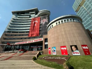 CHP’de İhraç Depremi 30 Eski İlçe Başkanı Partiden Çıkarıldı, Milletvekillerinden Tepki Geldi
