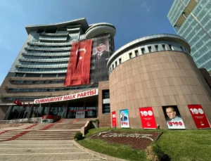 CHP’de İhraç Depremi: 30 Eski İlçe Başkanı Partiden Çıkarıldı, Milletvekillerinden Tepki Geldi