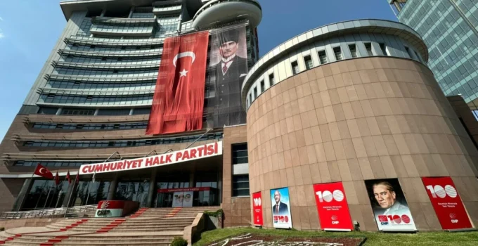 CHP’de İhraç Depremi: 30 Eski İlçe Başkanı Partiden Çıkarıldı, Milletvekillerinden Tepki Geldi