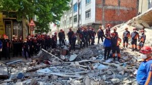 Küçükçekmece'de kentsel dönüşüm kapsamında yıkılan bina yan taraftaki binanın üzerine devrildi