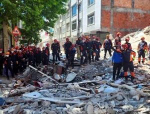 Küçükçekmece’de kentsel dönüşüm kapsamında yıkılan bina yan taraftaki binanın üzerine devrildi