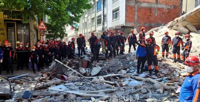 Küçükçekmece’de kentsel dönüşüm kapsamında yıkılan bina yan taraftaki binanın üzerine devrildi