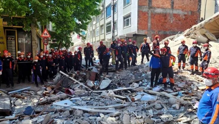 Küçükçekmece’de kentsel dönüşüm kapsamında yıkılan bina yan taraftaki binanın üzerine devrildi