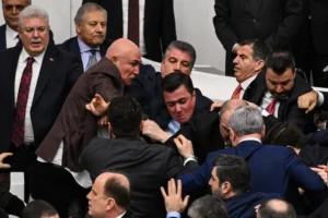 TBMM’de Skandal Görüntüler CHP’nin Yemin Törenini Sabote Eden Tavrı Dünya Manşetlerinde