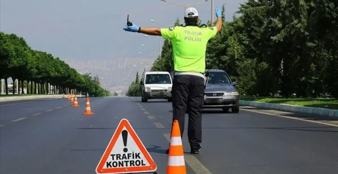 Yeni Trafik Cezaları Yürürlükte: Rekor Artışlar Geldi, Ehliyete El Koyma ve Trafikten Men Yaygınlaştı