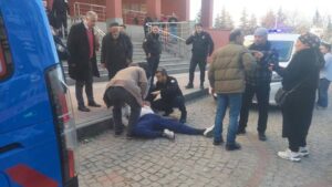 Kocaelide-bir-kadin-kendisine-cinsel-istismarda-bulundugunu-iddia-ettigi-sahsi-kalbinden-bicaklayarak-oldurdu-300x169 Kocaeli’de bir kadın, kendisine cinsel istismarda bulunduğunu iddia ettiği şahsı kalbinden bıçaklayarak öldürdü