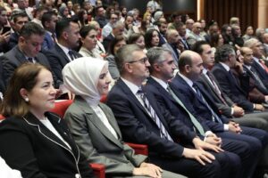 Burhanettin-Duran-Dijital-Ebeveynlik-Icin-En-Guclu-Sifrenin-Ailedeki-Guven-Oldugunu-Soyledi-300x200 Burhanettin Duran Dijital Ebeveynlik İçin En Güçlü Şifrenin Ailedeki Güven Olduğunu Söyledi