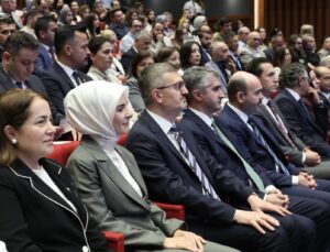 Burhanettin Duran Dijital Ebeveynlik İçin En Güçlü Şifrenin Ailedeki Güven Olduğunu Söyledi