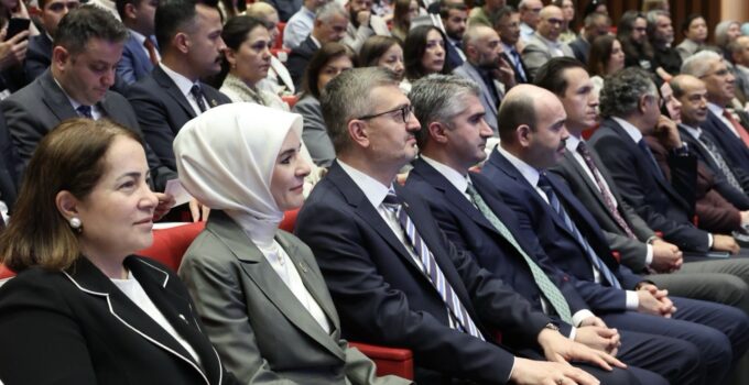 Burhanettin Duran Dijital Ebeveynlik İçin En Güçlü Şifrenin Ailedeki Güven Olduğunu Söyledi