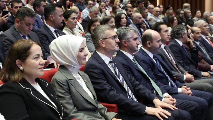 Burhanettin Duran Dijital Ebeveynlik İçin En Güçlü Şifrenin Ailedeki Güven Olduğunu Söyledi