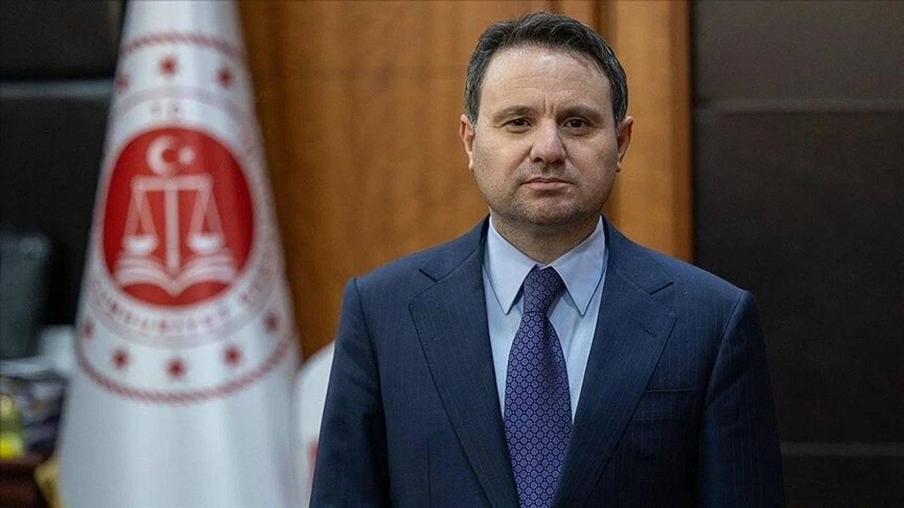 FETÖ ile mücadele vurgusu: Bakan Gürlek, firarilerin takibinin titizlikle sürdüğünü açıkladı 1 FETÖ ile mücadele vurgusu Bakan Gürlek, firarilerin takibinin titizlikle sürdüğünü açıkladı