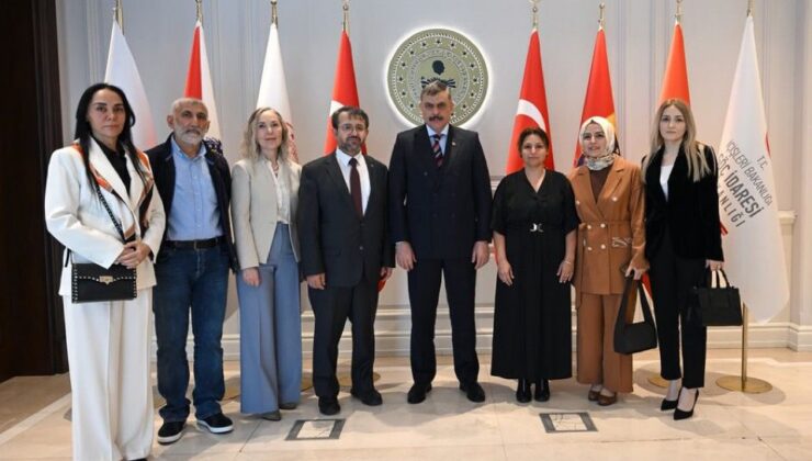 Bakan Çiftçi’den Sokak Köpekleri İçin Kritik Açıklama: “Yılbaşına Kadar Hepsini Barınaklara Toplatacağım” 1 Bakan Çiftçi’den Sokak Köpekleri İçin Kritik Açıklama: “Yılbaşına Kadar Hepsini Barınaklara Toplatacağım”