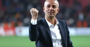 İsmail Kartal, Fenerbahçe ile 2026-2027 sezonu için 1 yıllık sözleşme imzaladı. Deneyimli teknik adam sarı-lacivertli takımda dördüncü dönemine başlıyor.