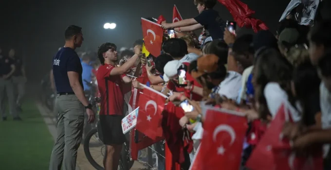 Milli Takım Arizona’da İlk Antrenmanına Çıktı: Taraftarlardan Ay-Yıldızlılara Sevgi Seli