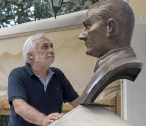 Müjdat Gezen Tiyatro Binasını 120 Milyon Liraya Sattı. Gece Kulübü Önündeki Atatürk Büstü Tartışma Yarattı