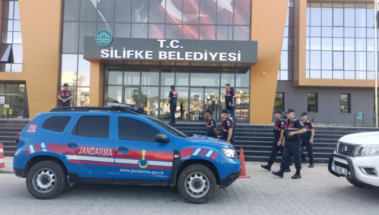 Silifke Belediyesi’ne Yolsuzluk Operasyonu: Başkan Mustafa Turgut Dahil 19 Kişi Gözaltında 1 Silifke Belediyesi’ne Yolsuzluk Operasyonu: Başkan Mustafa Turgut Dahil 19 Kişi Gözaltında