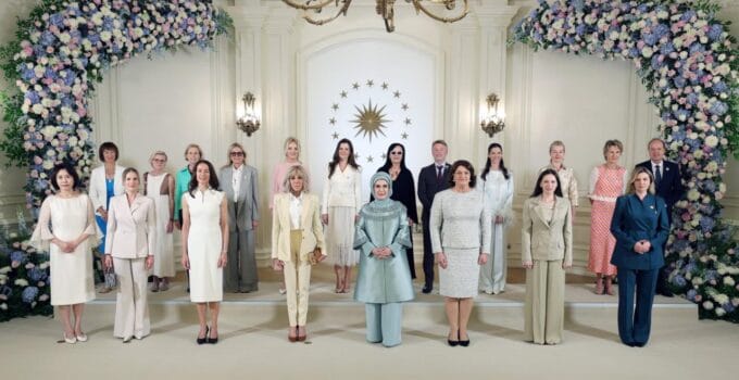 Emine Erdoğan Lider Eşlerini Ankara’da Buluşturdu. Gelecek Nesli Korumak Programında Çocukların Dijital Dünyadaki Güvenliği İçin Ortak Çağrı Yapıldı