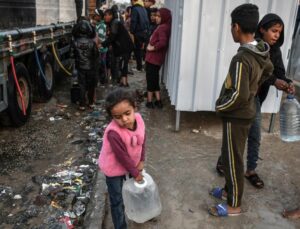 İsrail İHA’sı Gazze’de Su Dolduran Çocukları Hedef Aldı. 1 Çocuk Hayatını Kaybetti