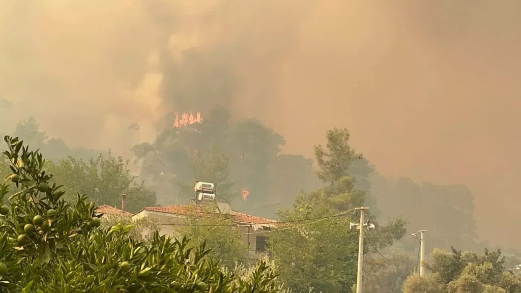 Mugla-Fethiye-Orman-Yangini-Kontrol-Altina-Alindi.-Tahliye-Edilen-Evlerde-Tehlike-Buyuk-Olcude-Gecti-3-1024x576 Muğla Fethiye Orman Yangını Kontrol Altına Alındı. Tahliye Edilen Evlerde Tehlike Büyük Ölçüde Geçti