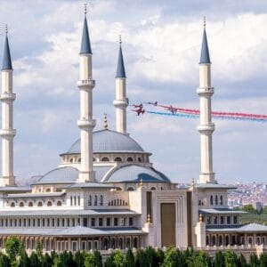 Trump Cumhurbaşkanlığı Külliyesi’nde Resmi Törenle Karşılandı Türk Yıldızları Selamlama Uçuşu Yaptı