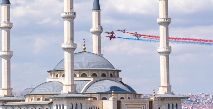 Trump Cumhurbaşkanlığı Külliyesi’nde Resmi Törenle Karşılandı Türk Yıldızları Selamlama Uçuşu Yaptı