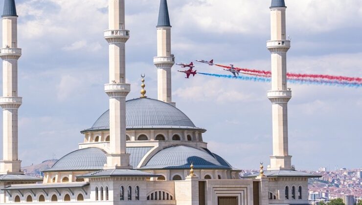 Trump Cumhurbaşkanlığı Külliyesi’nde Resmi Törenle Karşılandı Türk Yıldızları Selamlama Uçuşu Yaptı 1 Trump Cumhurbaşkanlığı Külliyesi’nde Resmi Törenle Karşılandı Türk Yıldızları Selamlama Uçuşu Yaptı
