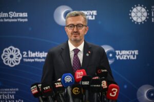Iletisim-Baskani-Burhanettin-Duran-2.-Iletisim-Surasi-ile-Turkiyenin-Yeni-Iletisim-Vizyonunu-Acikladi-300x200 İletişim Başkanı Burhanettin Duran 2. İletişim Şûrası ile Türkiye’nin Yeni İletişim Vizyonunu Açıkladı