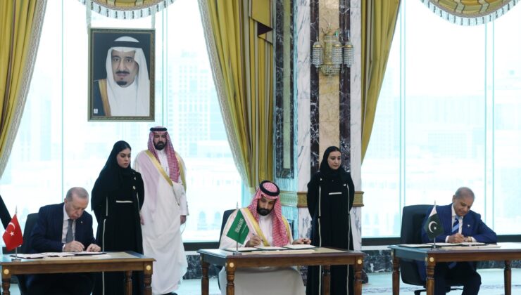 İletişim Başkanlığı Duyurdu. Türkiye Suudi Arabistan ve Pakistan Arasında Mekke Anlaşması İmzalandı 1 İletişim Başkanlığı Duyurdu. Türkiye Suudi Arabistan ve Pakistan Arasında Mekke Anlaşması İmzalandı