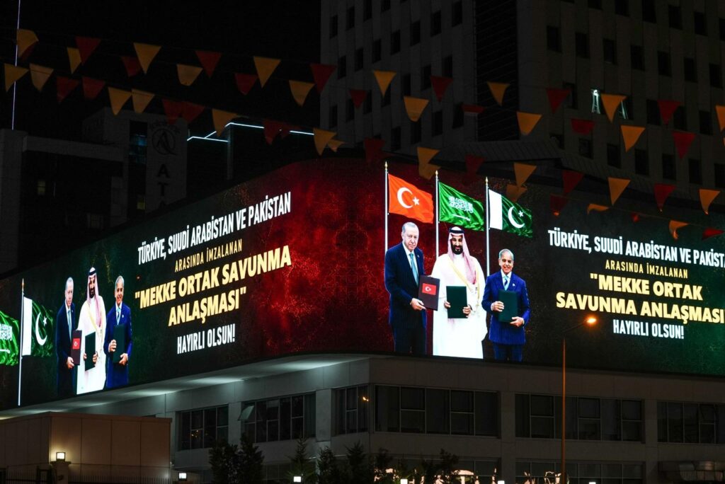 Iletisim-Baskanligindan-Mekke-Anlasmasi-Icin-Dikkat-Ceken-Kampanya.-Istanbul-ve-Ankaradaki-Simgeler-Ozel-Iceriklerle-Donatildi-3-1024x684 İletişim Başkanlığından Mekke Anlaşması İçin Dikkat Çeken Kampanya. İstanbul ve Ankara’daki Simgeler Özel İçeriklerle Donatıldı