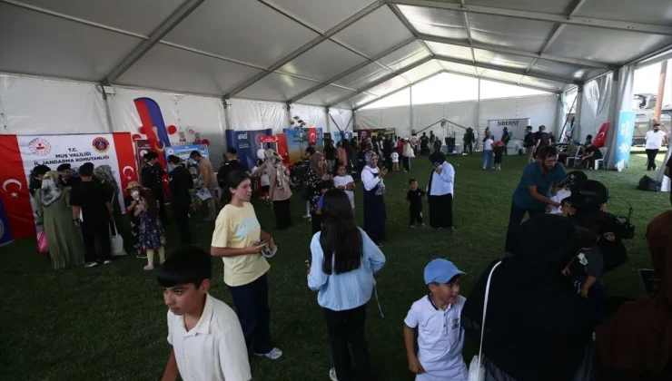 Jandarmanın Suçları Aydınlatan İleri Teknolojileri Malazgirt’te Ziyaretçilerin İlgi Odağı Oldu 1 Jandarmanın Suçları Aydınlatan İleri Teknolojileri Malazgirt’te Ziyaretçilerin İlgi Odağı Oldu