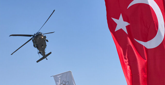 Malazgirt’te Jandarma Helikopter Gösterisi Nefes Kesti