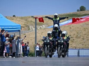 Polis ve Jandarmanın Motosikletli Akrobasi Gösterisi Malazgirt Zaferi Kutlamalarına Damga Vurdu