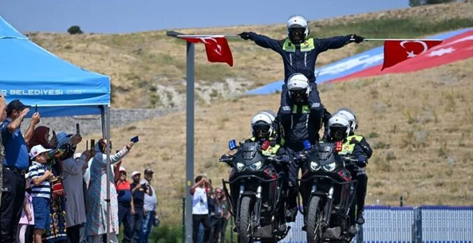 Polis ve Jandarmanın Motosikletli Akrobasi Gösterisi Malazgirt Zaferi Kutlamalarına Damga Vurdu