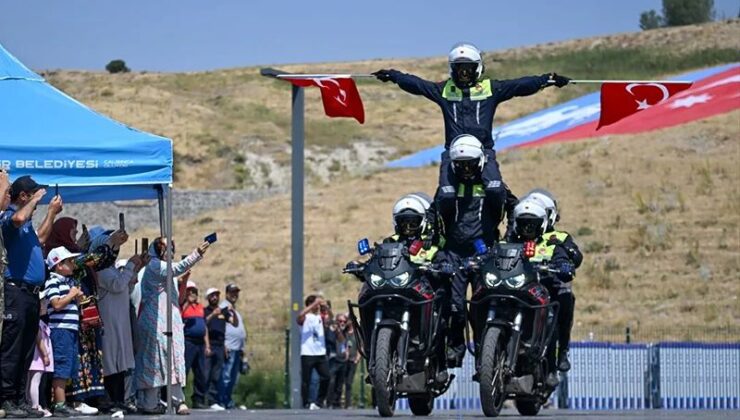 Polis ve Jandarmanın Motosikletli Akrobasi Gösterisi Malazgirt Zaferi Kutlamalarına Damga Vurdu