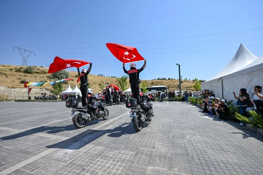 Polis-ve-Jandarmanin-Motosikletli-Akrobasi-Gosterisi-Malazgirt-Zaferi-Kutlamalarina-Damga-Vurdu2-1024x683 Polis ve Jandarmanın Motosikletli Akrobasi Gösterisi Malazgirt Zaferi Kutlamalarına Damga Vurdu